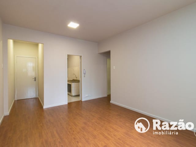 Apartamento 2 quartos e 2 banheiros, para alugar, no bairro Centro em Curitiba