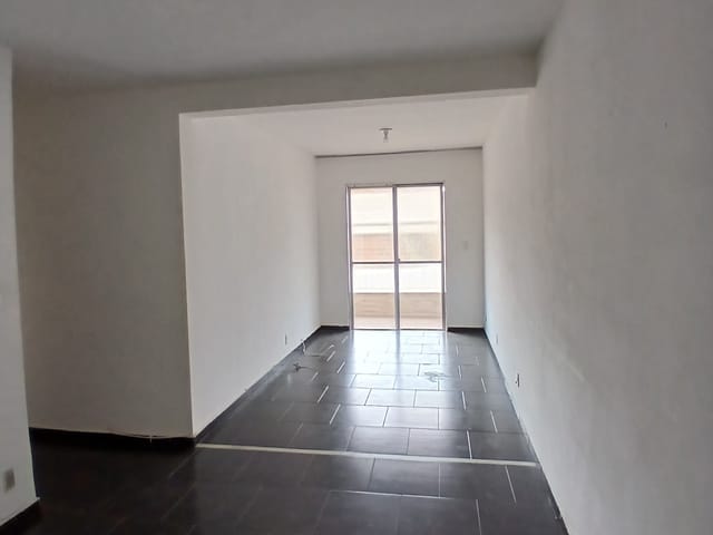 Foto do Apartamento - PENHA CIRCULAR- EXCELENTE APARTAMENTO COM UMA ÁREA DE 72 M²- VARANDA, 2 QUARTOS ,SALA , GARAGEM , JUNTO AO COMÉRCIO. | Hilmar