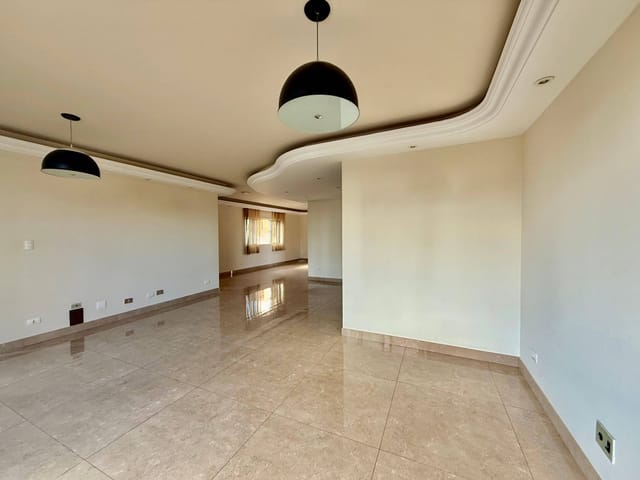 Foto do Apartamento - Apartamento no Centro - Edifício Monte Real - 5 Quartos sendo 2 suítes - 2 vagas de garagem - 1 por andar - Armários - Sala ampla -  Ótima localização | Guepardo Imob