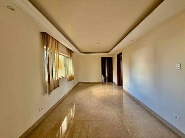 Foto do Apartamento - Apartamento no Centro - Edifício Monte Real - 5 Quartos sendo 2 suítes - 2 vagas de garagem - 1 por andar - Armários - Sala ampla -  Ótima localização | Guepardo Imob