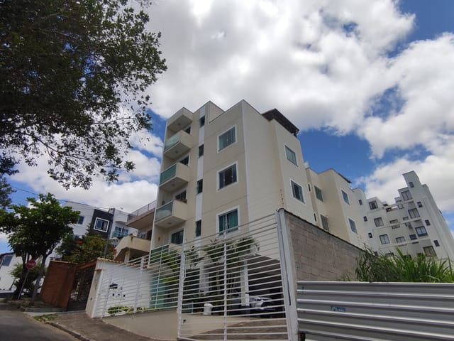 Apartamento 2 quartos e 1 banheiro, à venda, no bairro Jóquei Clube em Juiz de Fora