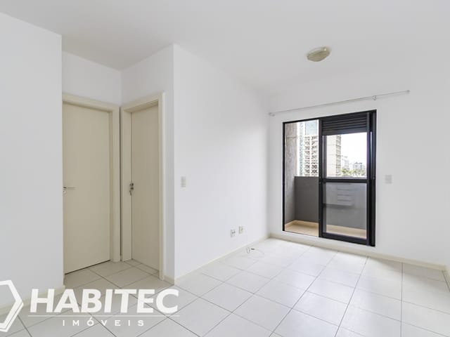 Apartamento 1 quarto e 1 banheiro, para alugar, no bairro Centro em Curitiba
