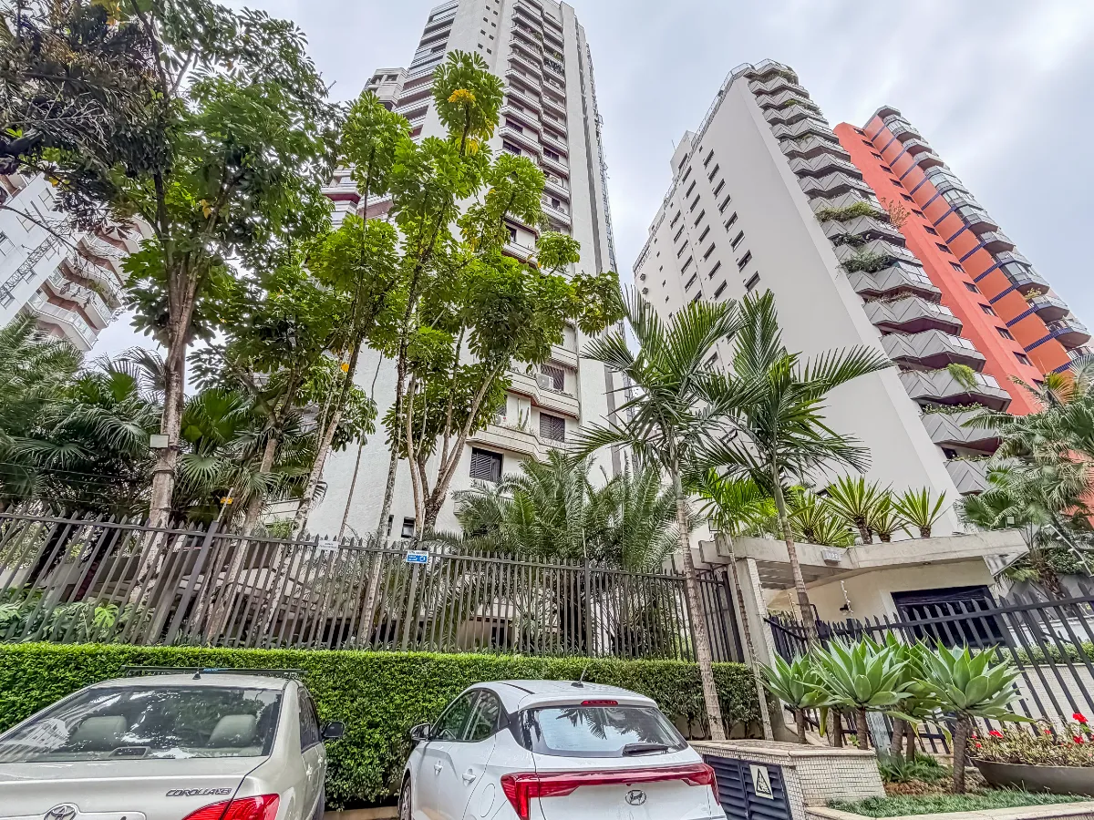 Apartamento para venda em Itaim Bibi com 4 quartos, sendo 3 suítes, 181m²