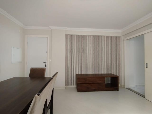 Apartamento 2 quartos e 1 banheiro, para alugar, no bairro Água Verde em Curitiba