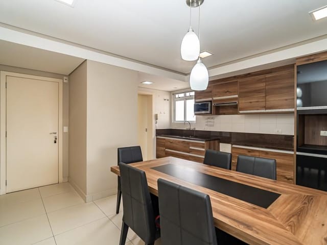 Apartamento 2 quartos e 2 banheiros, para alugar, no bairro Rebouças em Curitiba