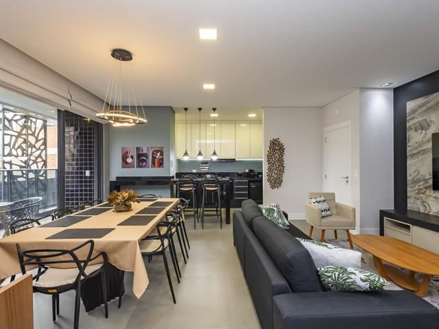 Apartamento 3 quartos e 8 banheiros, para alugar, no bairro Mercês em Curitiba