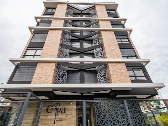 Apartamento 3 quartos e 8 banheiros, para alugar, no bairro Mercês em Curitiba