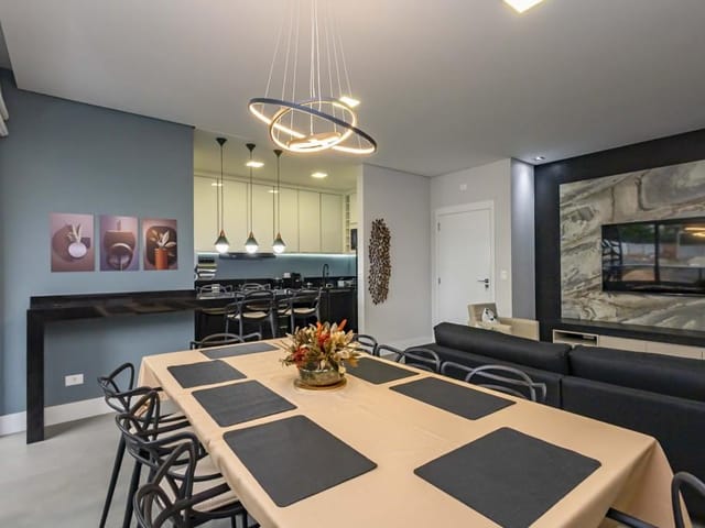 Apartamento 3 quartos e 8 banheiros, para alugar, no bairro Mercês em Curitiba