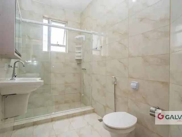 Apartamento 3 quartos e 2 banheiros, para alugar, no bairro Centro em Curitiba