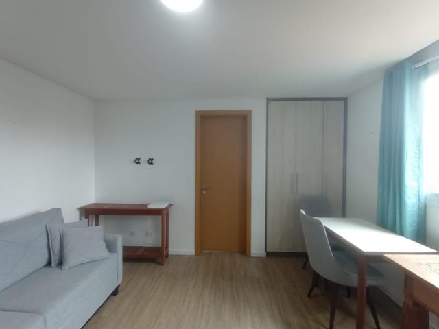 Apartamento 1 quarto e 1 banheiro, para alugar, no bairro Centro em Curitiba