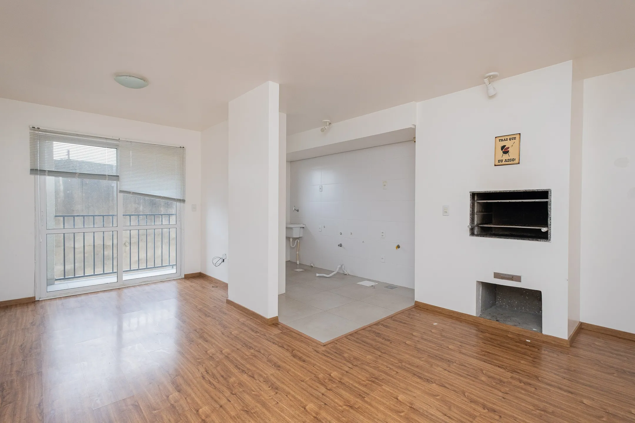 Apartamento para locação com 2 quartos, suíte, sacada e área de serviço em condomínio. Oferece churrasqueira e piscina Três Vendas, Pelotas - RS
