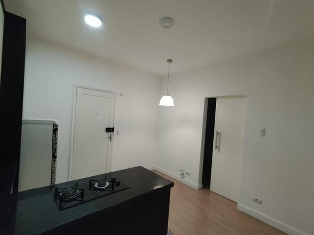 Apartamento 1 quarto e 1 banheiro, para alugar, no bairro Centro em Curitiba