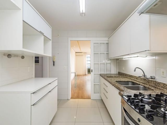 Apartamento 3 quartos e 2 banheiros, para alugar, no bairro Centro em Curitiba