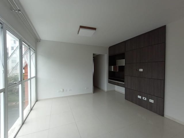 Apartamento 2 quartos e 2 banheiros, para alugar, no bairro Água Verde em Curitiba