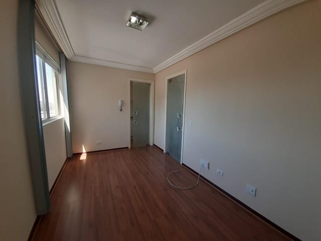Apartamento 1 quarto e 1 banheiro, para alugar, no bairro Centro em Curitiba
