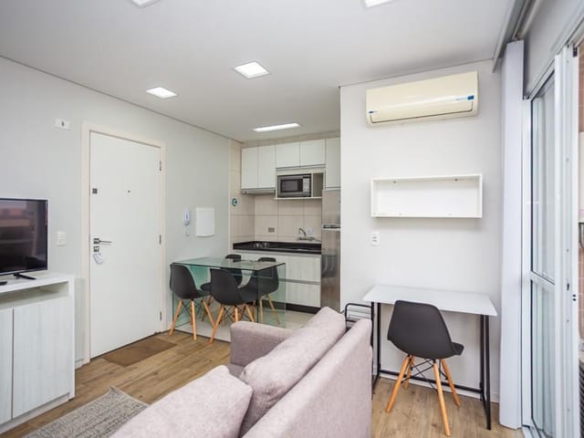 Apartamento 1 quarto e 1 banheiro, para alugar, no bairro Centro em Curitiba