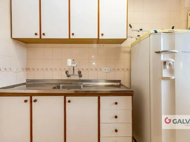 Apartamento 1 quarto e 1 banheiro, para alugar, no bairro Centro em Curitiba