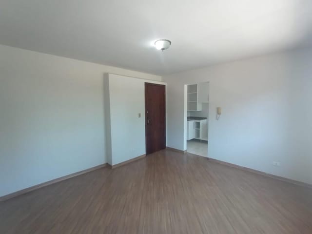 Apartamento 1 quarto e 1 banheiro, para alugar, no bairro Água Verde em Curitiba