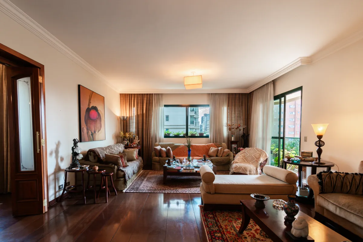 Apartamento para venda em Moema com 4 quartos, sendo 3 suítes, 222m²