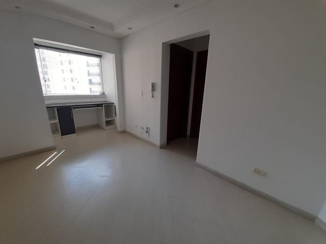 Apartamento 1 quarto e 1 banheiro, para alugar, no bairro Centro em Curitiba