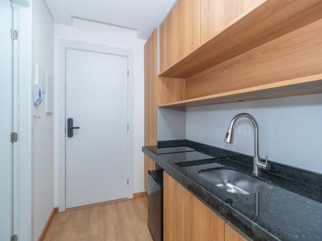 Apartamento 1 quarto e 1 banheiro, para alugar, no bairro Água Verde em Curitiba