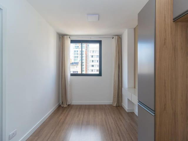 Apartamento 1 quarto e 1 banheiro, para alugar, no bairro Centro em Curitiba