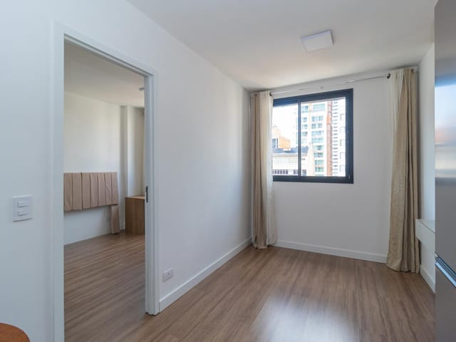 Apartamento 1 quarto e 1 banheiro, para alugar, no bairro Centro em Curitiba