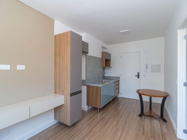 Apartamento 1 quarto e 1 banheiro, para alugar, no bairro Centro em Curitiba