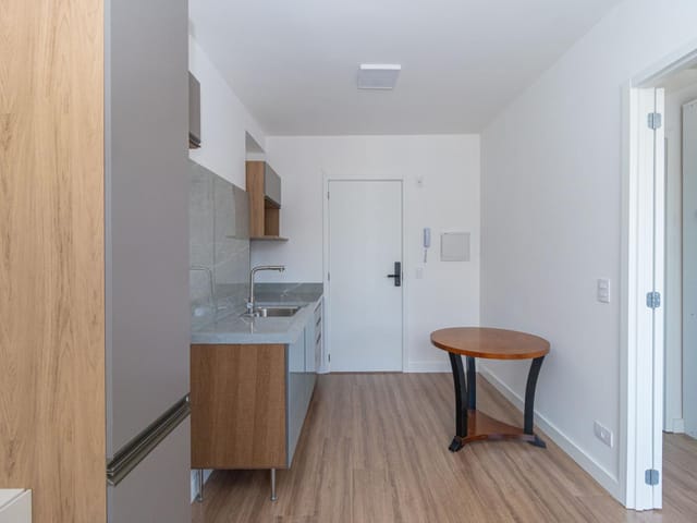 Apartamento 1 quarto e 1 banheiro, para alugar, no bairro Centro em Curitiba