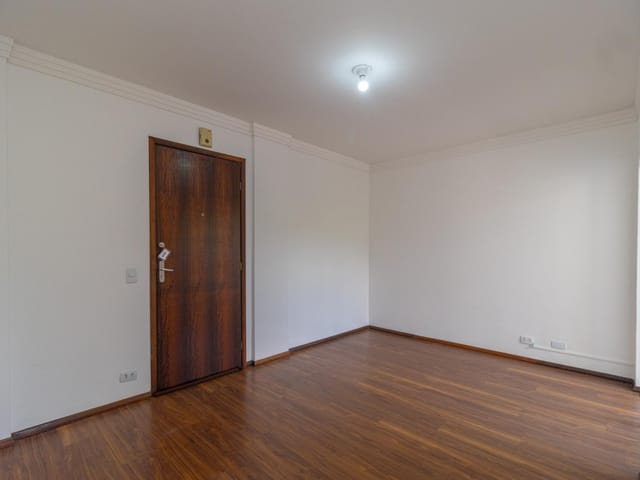 Apartamento 2 quartos e 1 banheiro, para alugar, no bairro Água Verde em Curitiba