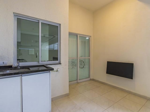 Apartamento 2 quartos e 1 banheiro, para alugar, no bairro Capão Raso em Curitiba