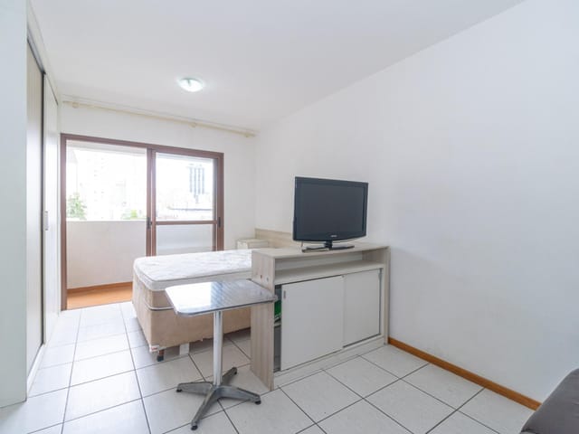 Apartamento 1 quarto e 1 banheiro, para alugar, no bairro Centro em Curitiba