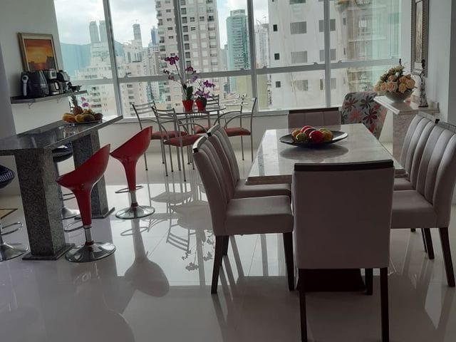 Apartamento com 250m² 4 quartos e 5 banheiros, à venda, no bairro Centro em Balneário Camboriú