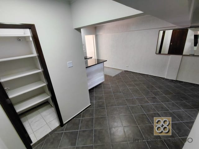Apartamento 1 quarto e 1 banheiro, para alugar, no bairro Centro em Curitiba