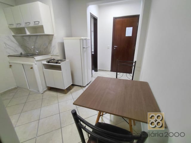 Apartamento 1 quarto e 1 banheiro, para alugar, no bairro Centro em Curitiba