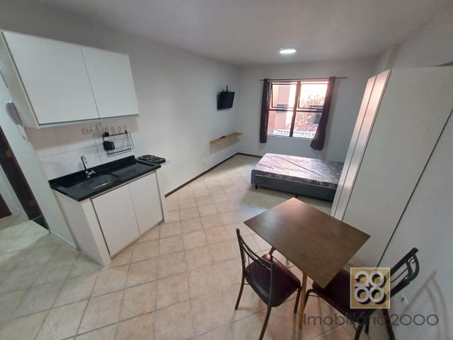 Apartamento 1 quarto e 1 banheiro, para alugar, no bairro Centro em Curitiba