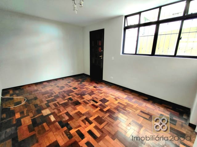 Apartamento 2 quartos e 1 banheiro, para alugar, no bairro Cristo Rei em Curitiba