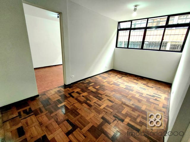 Apartamento 2 quartos e 1 banheiro, para alugar, no bairro Cristo Rei em Curitiba