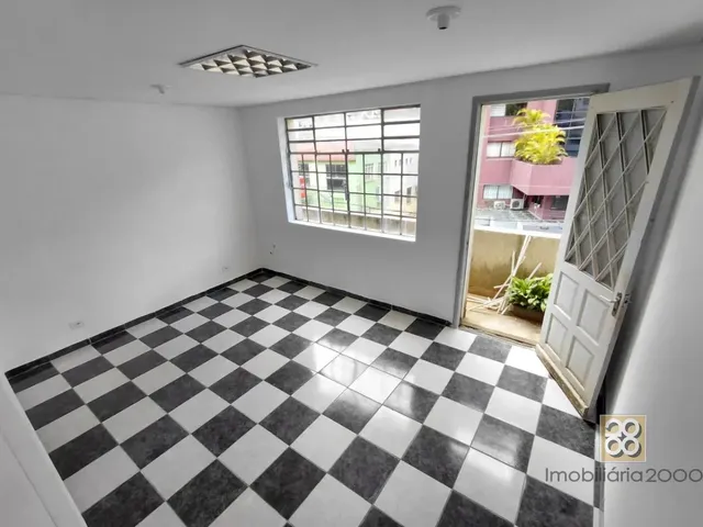 Apartamento 3 quartos e 2 banheiros, para alugar, no bairro Centro em Curitiba