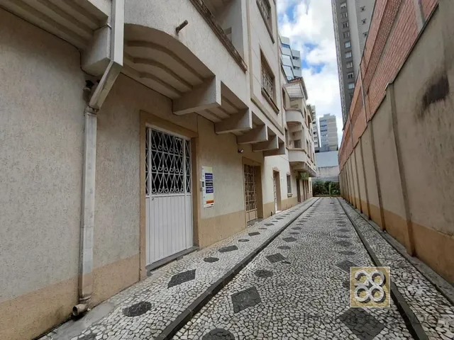 Apartamento 3 quartos e 2 banheiros, para alugar, no bairro Centro em Curitiba