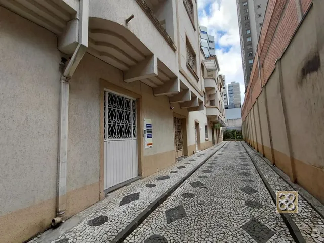 Apartamento 3 quartos e 2 banheiros, para alugar, no bairro Centro em Curitiba