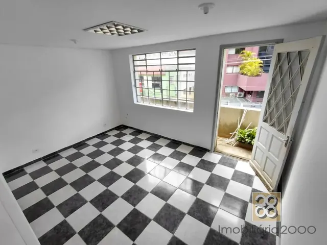 Apartamento 3 quartos e 2 banheiros, para alugar, no bairro Centro em Curitiba