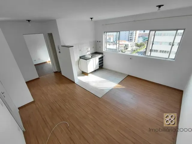 Apartamento 1 quarto e 1 banheiro, para alugar, no bairro Centro em Curitiba
