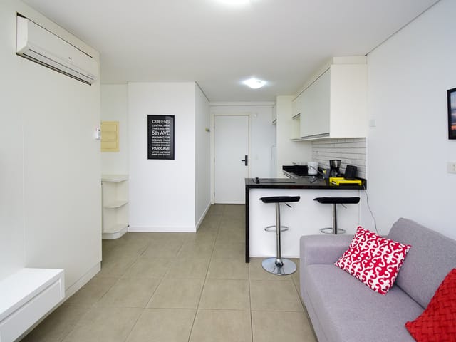 Apartamento 2 quartos e 1 banheiro, para alugar, no bairro Centro Cívico em Curitiba