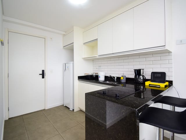 Apartamento 2 quartos e 1 banheiro, para alugar, no bairro Centro Cívico em Curitiba