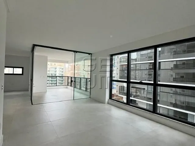 Apartamento com 254m² 3 quartos e 3 banheiros, à venda, no bairro Meia Praia em Itapema