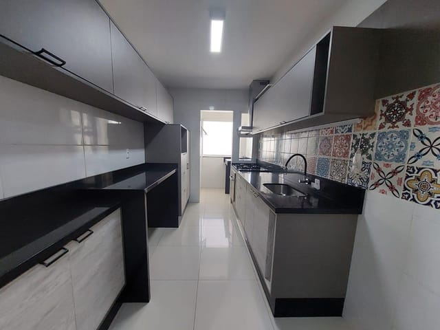 Apartamento Semimobiliado à Venda, 3 quartos, Sacada com churrasqueira, Contorno.