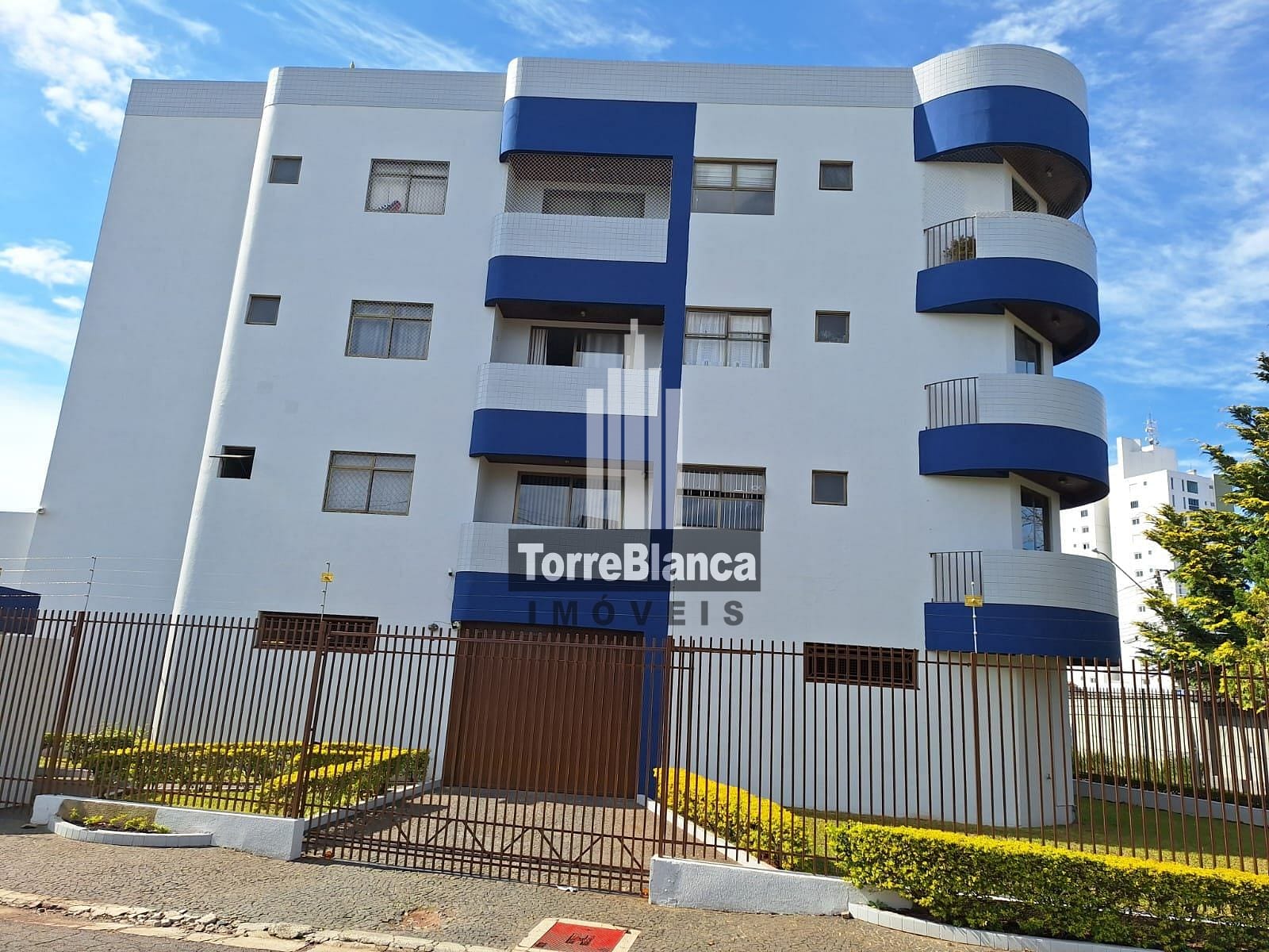 Apartamento à venda com 2 quartos, 65m² - Foto 2