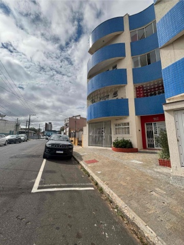 Apartamento à venda, com sacada, próximo ao Colégio Marista.