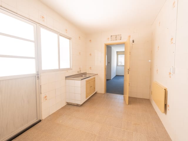 Apartamento com 113m² 3 quartos e 2 banheiros, à venda ou para alugar, no bairro Areal em Pelotas